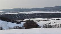 Hostějov se sněhovou pokrývkou. Výhled na Chřiby a Osvětimansko.