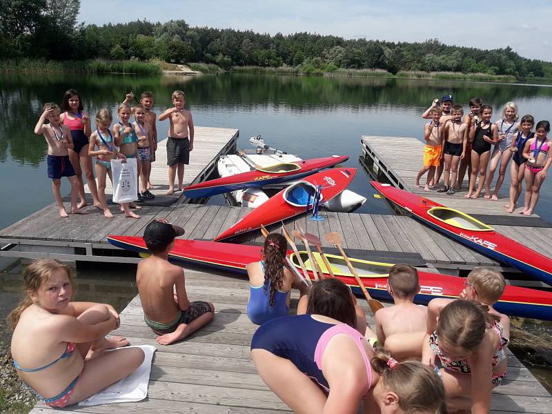 Školáci si na Kunovské tabuli vyzkoušeli jízdu na kajacích