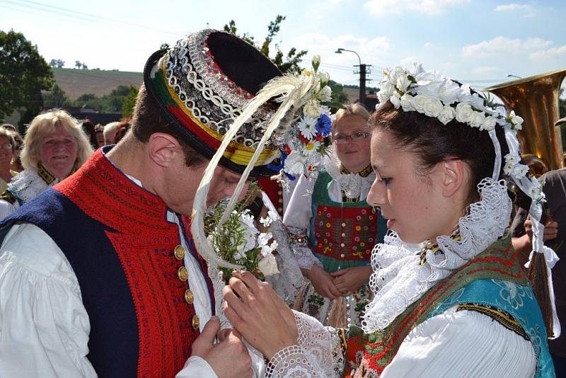 Ukázka krojované svatby v Horním Němčí 20. srpna 2016.