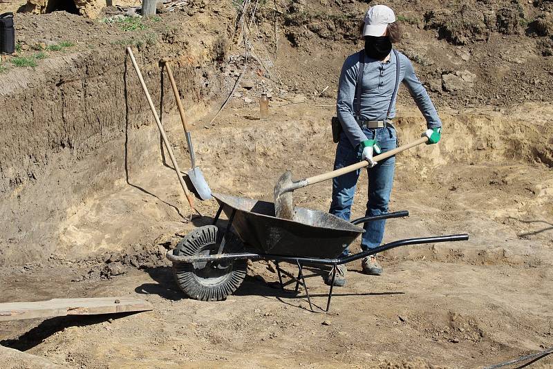 Co se podařilo objevit pod povrchem Archeoskanzenu Modrá.