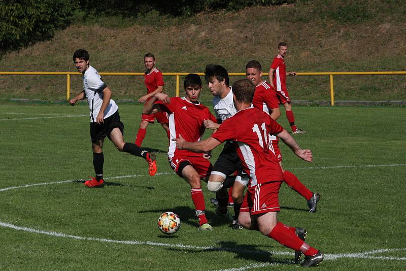 Fotbalisté Ořechova (bílé dresy) v prvním zápase nové sezony zdolali Uherský Ostroh 7:2.