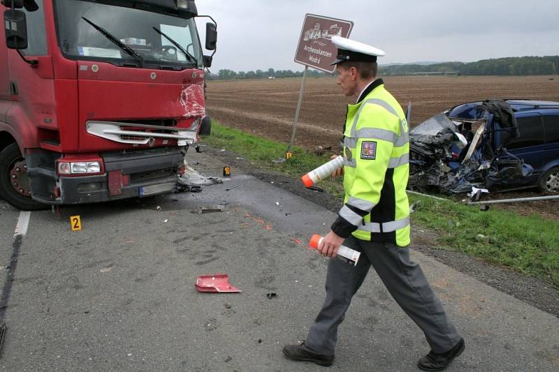 Tragická dopravní nehoda se smrtelným zraněním zastavila dopravu mezi Starým Městem a Kostelany nad Moravou. 