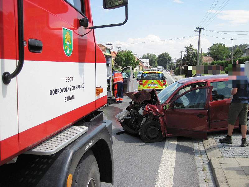 Kvůli čelnímu střetu dvou automobilů ve Strání musela být do nemocnice převezena také celá rodina včetně malého dítěte a těhotné ženy.