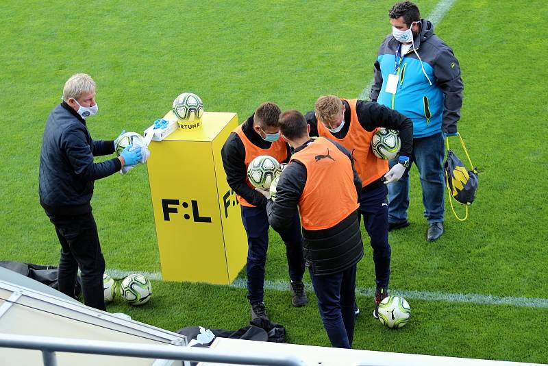 Fotbalisté Slovácka (v bílých dresech) v prvním zápase po pauze způsobené pandemií koronaviru přivítali olomouckou Sigmu.