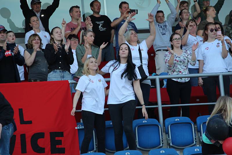 Fotbalisté Jankovic (v červených dresech) přemohli ve finále okresního poháru Jarošov 2:1 a slaví největší úspěch v historii klubu