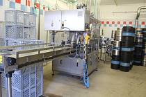 Jarošovský pivovar navyšuje produkční kapacitu. Koupil stáčecí linku (na snímku), plánuje rozšíření varny i nákup dalších tanků