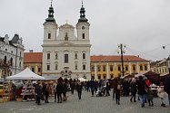 Na šest desítek prodejních stánků zaplnilo o třetím adventním víkendu Masarykovo náměstí v Uherském Hradišti. V sobotu 12. prosince tam totiž začal tradiční Vánoční jarmark, který potrvá až do úterku 22. prosince.