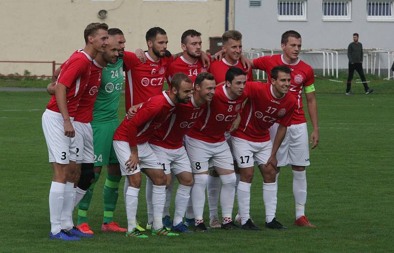 Fotbalisté Uherského Brodu (červené dresy) ve 2. kole MOL Cupu podlehli druholigové Jihlavě 1:2 a v poháru končí.