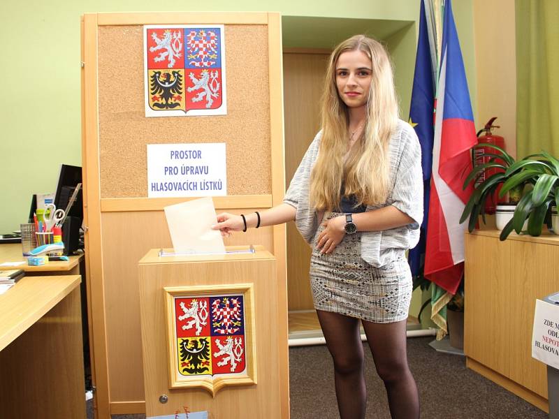 I čerstvě osmnáctiletá Ludmila Bartlová šla v Hostějově k volební urně.