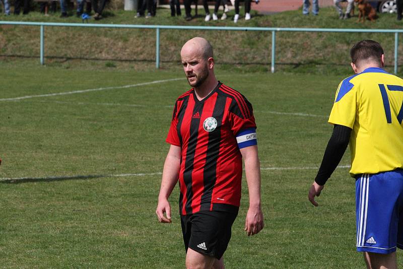 Fotbalisté Zlechova (červenočerné dresy) doma v derby podlehli sousedním Buchlovicím 1:3.