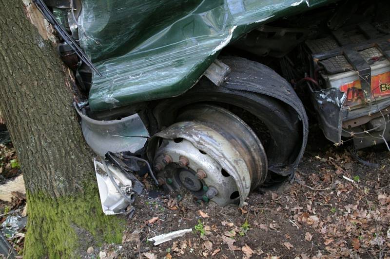 Při čtvrteční srážce autobusu s kamionem u Buchlovicu se zranilo 14 lidí. Nehoda se ale obešla bez vážnějších zranění, většinu lidí poranily střepy z proražených skel autobusu.