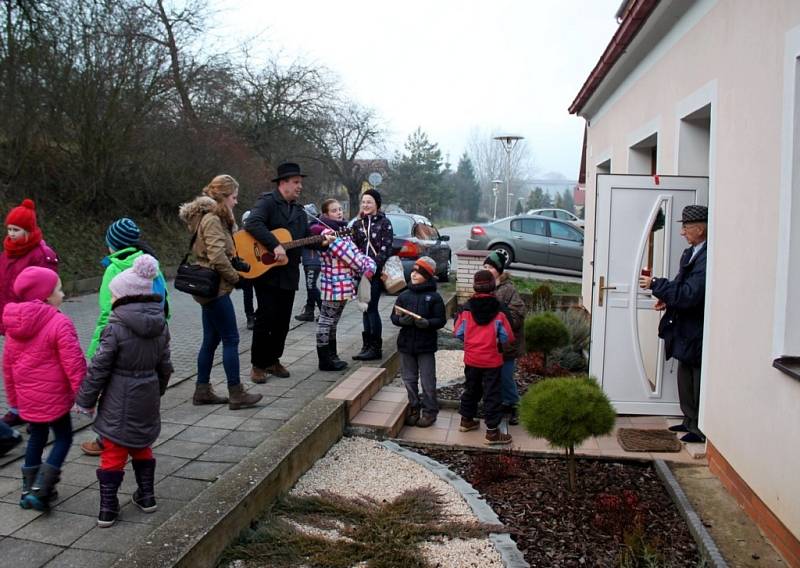 Skauti v Tupesích, Na Modré i na Velehradě předávali lidem světélko pomocí špejlí nebo je připalovali ze svíčky na svíčku.