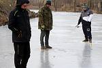 Rybolov na ledu na rybníku Halda v Boršicích.