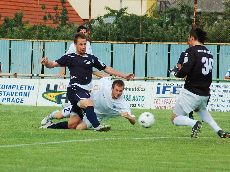 Aleš Chmelíček (vlevo) za chvíli orazítkuje tyč dubnické brány