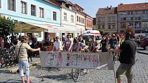 U Orlovny na Mariánském náměstí se sešlo padesát recesistů na bicyklech. 