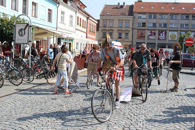 Start se zdařil, cyklisté vyjeli na třicetikilometrovou trať.