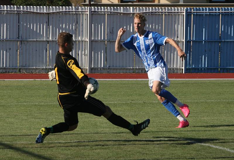 Fotbalisté Hluku (modrobílé dresy) v rámci letní přípravy přestříleli Brumov 6:3.