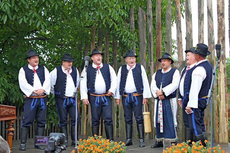 Diváci se ve dvoře a humně u Strmenských mohli v sobotu zaposlouchat do Medového zpívání. 