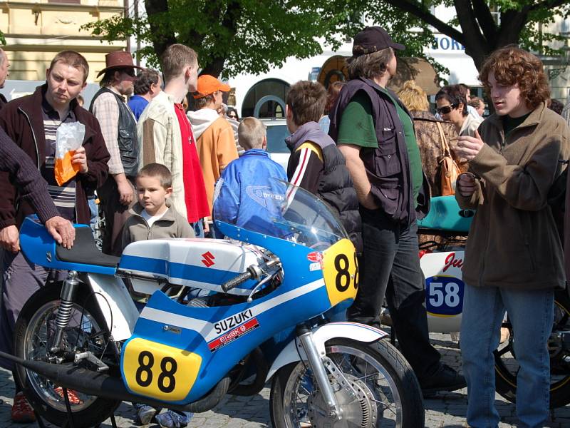 Uherskohradišťské Masarykovo náměstí se v sobotu proměnilo v ráj motorek.