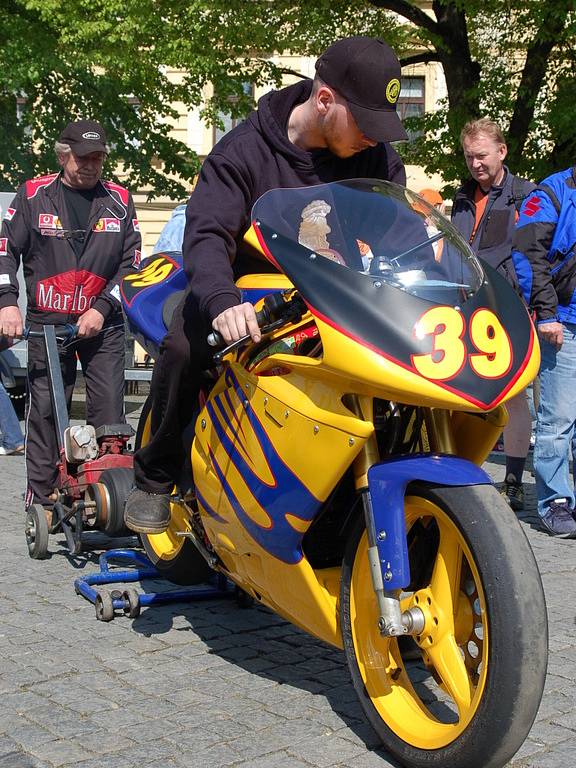 Uherskohradišťské Masarykovo náměstí se v sobotu proměnilo v ráj motorek.