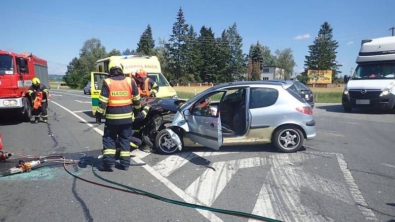 Po střetu dvou aut u benzinové pumpy v Ostrožské Nové Vsi skončilo auto na boku.