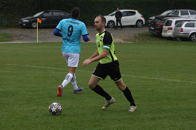 Fotbalisté Polešovic (světle modré dresy) v 10. kole krajské I. B třídy skupiny C zdolali doma na hody Lhotu 3:1.