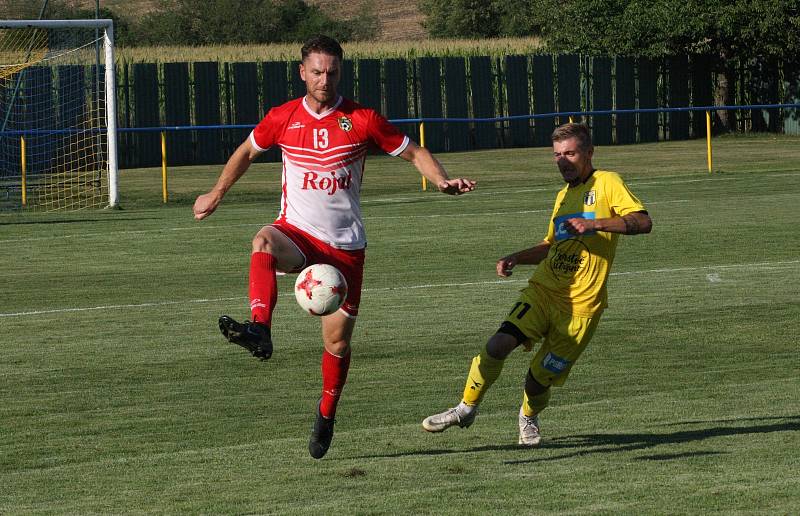 Fotbalisté Strání (žluté dresy) ve 2. kole krajského poháru zvítězili na hřišti sousedního Slavkova hladce 6:0.