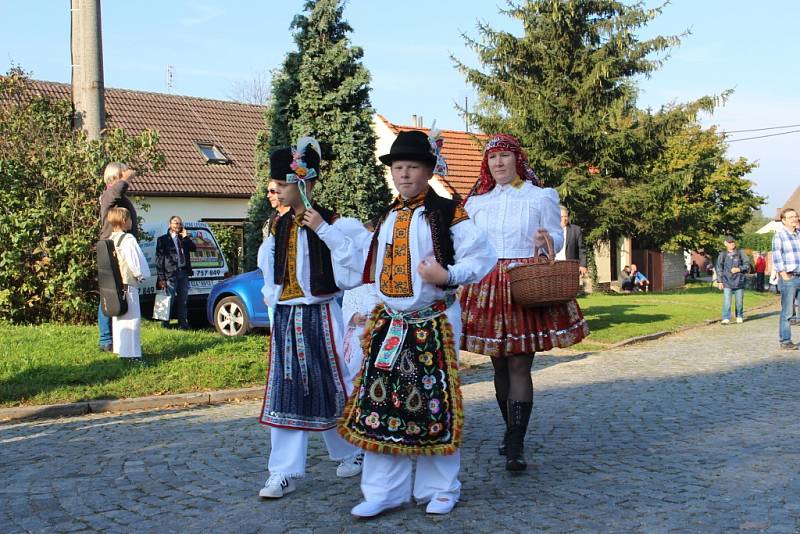 Průvod krojovaných na Slavnostech vína 2015.