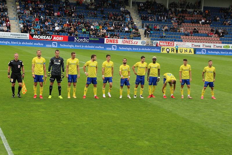 Fotbalisté Slovácka (bílé dresy) se v 8. kole FORTUNA:LIGY utkali se sousedním rivalem ze Zlína.