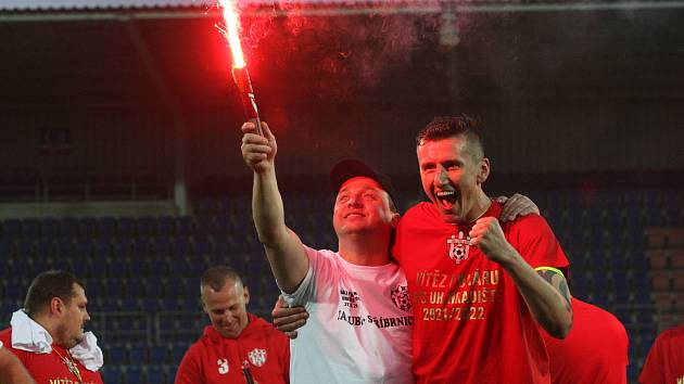 Fotbalista Jalubí Tomáš Gajdorus (vpravo) slaví společně s fanouškem vítězství v poháru. 