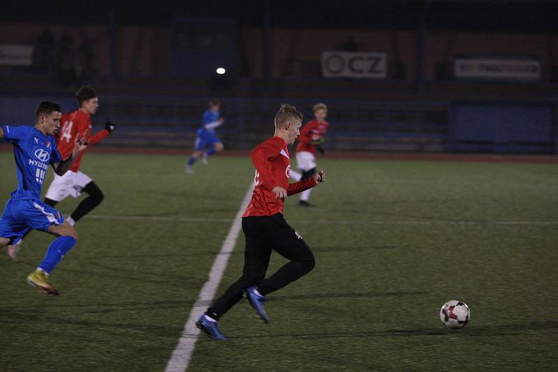 Fotbalisté Uherského Brodu (červené dresy) v přípravném zápase podlehli dorostu Baníku Ostrava 0:7.