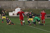 Fotbalisté Uherského Ostrohu (červené dresy) ve 12. kole krajské I. B třídy skupiny C doma prohráli s Prakšicemi 1:3.