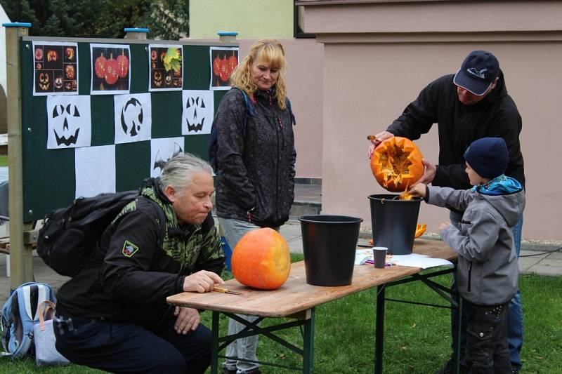 Vyřezávání dýní v zahradě Lišky Bystroušky