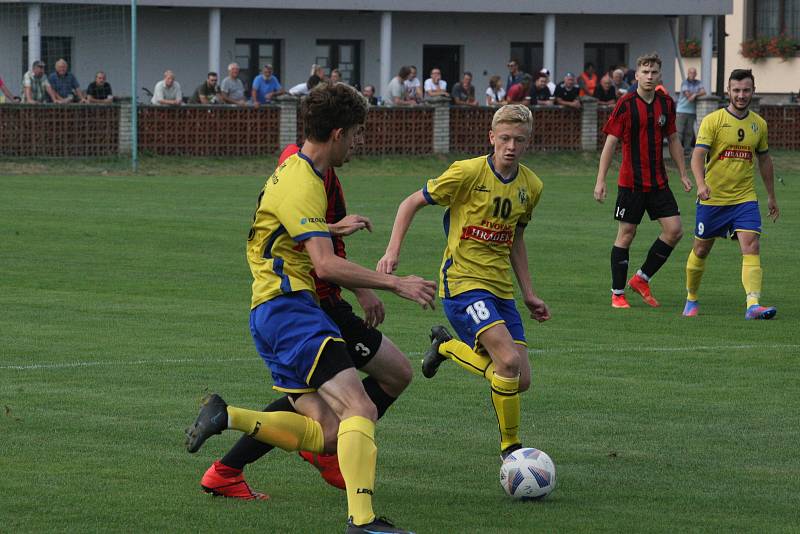 Fotbalisté Starého Města (žluté dresy) vyhráli derby ve Zlechově 3:1.