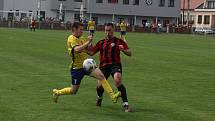 Fotbalisté Starého Města (žluté dresy) vyhráli derby ve Zlechově 3:1.