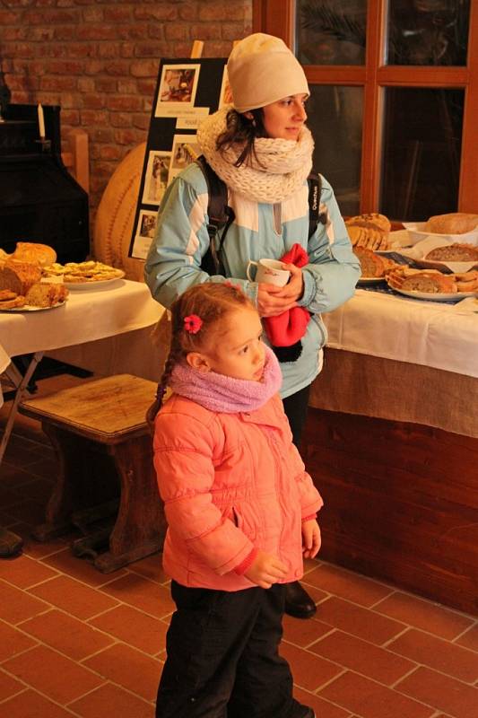 ZAVŘELI KOLEDNÍČEK Lidé, kteří si chtěli nechat pohladit svou duši koledami a vánočními melodiemi, ale také ochutnat dvacet druhů chleba, zamířili v neděli odpoledne do Muzea Podhradí Buchlovice