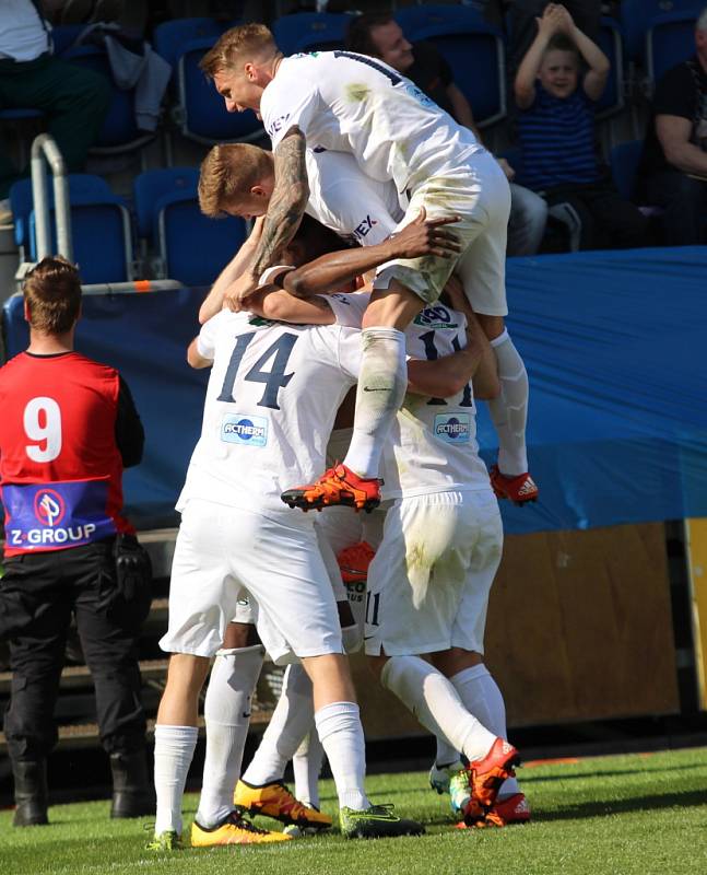 1. FC Slovácko - FC Fastav Zlín. Fotbalisté Slovácka slaví vedoucí gól Francise Koneho.