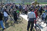 Slavnostního otevření cyklostezky se zúčastnilo na dvě stovky cyklistů.