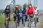 Slavnostního otevření cyklostezky se zúčastnilo na dvě stovky cyklistů.