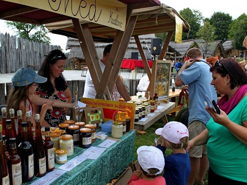 Ve skanzenu v Modré si přišli na své milovníci včelích produktů. Nechybělo ani stloukání másla a vernisáž obrazů. 