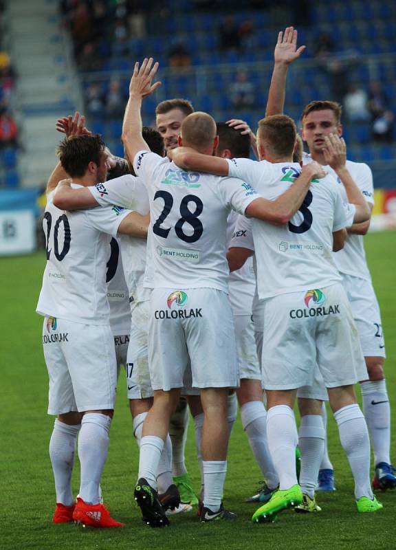 1. FC Slovácko - MFK Karviná (ve žlutém)