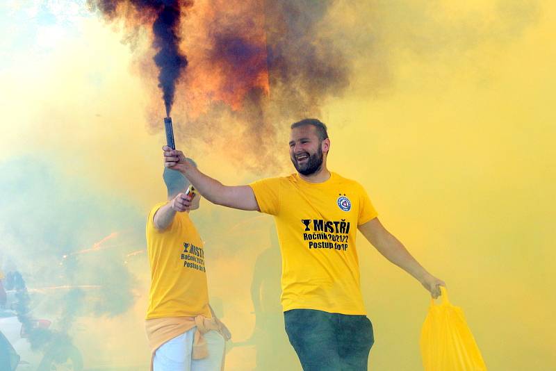 Fotbalisté SK Ostrožská Lhota se po třech letech vrací do okresního přeboru. Sobotní oslavy postupu byly velké. S pohárem je kapitán týmu Miroslav Machala.