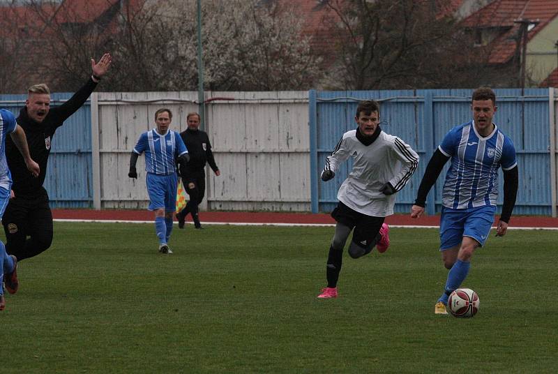 Fotbalisté Hluku (modrobílé dresy) v 16. kole I. A třídy skupiny B přehráli sousední Kunovice 3:1.