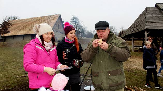 KUCHTÍCI. Při zimním vaření v replikách historických chýší Slovanů nebo pod širým nebem se měli skauti v sobotu odpoledne co otáčet.