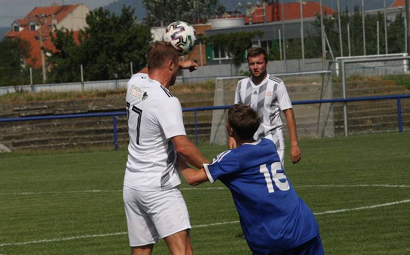 Fotbalisté Kunovic (modré dresy) prohráli v prvním zápase nové sezony doma s Těšnovicemi 0:3.