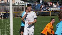 Fotbalisté Ořechova (bílé dresy) v hodovém derby porazili Polešovice 2:0.