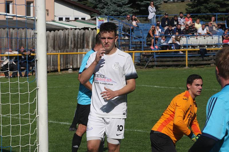 Fotbalisté Ořechova (bílé dresy) v hodovém derby porazili Polešovice 2:0.