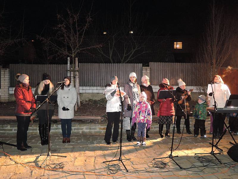 V Podolí byl letošní ročník akce Česko zpívá koledy obohacen také o živý Betlém.