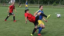 Fotbalisté Prakšic (modré dresy) vstoupili do nové sezony domácí výhrou nad Babicemi 1:0.