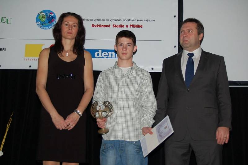 Vítěz kategorie do 15 let bikrosař Dušan Hůlka, vlevo olympijská medailistka v trojskoku Šárka Kašpárková a vpravo místostarosta Uh. Hradiště Stanislav Blaha.